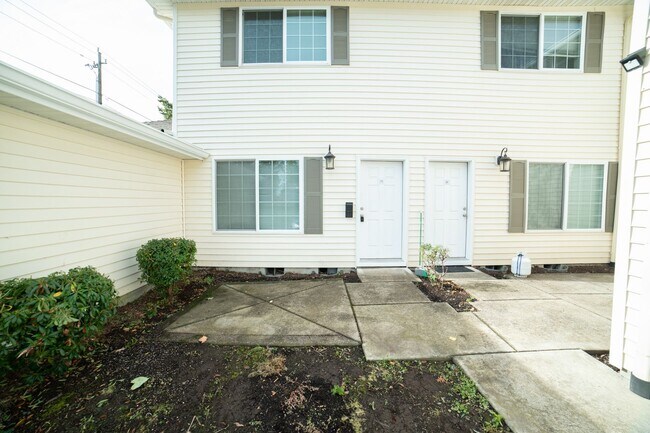 Building Photo - Oversized Townhouse in Prime Location!