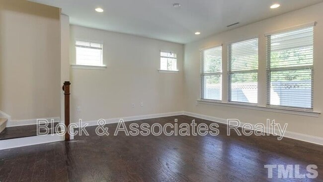 Building Photo - 213 Begen St