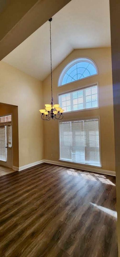 Building Photo - Great Home and Location-Available Now!