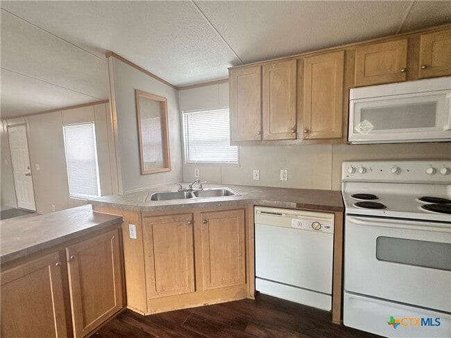 Building Photo - 208 Picasso Dr
