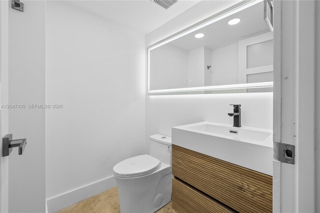 Building Photo - 2457 Collins Ave