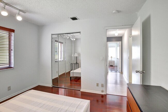 Building Photo - 1541 SW 102nd Terrace