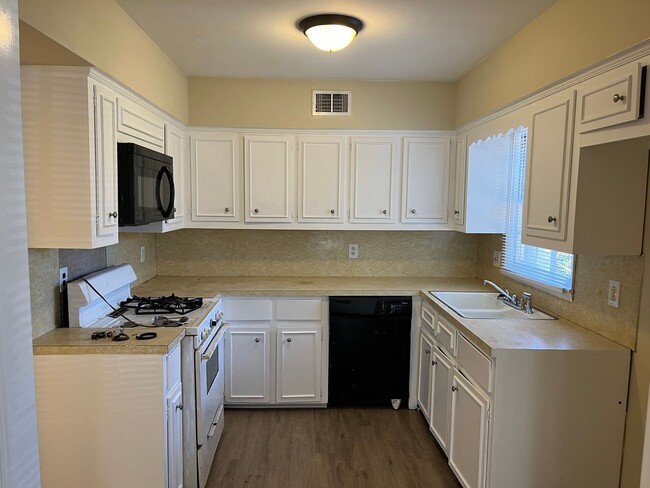 Building Photo - **UPCOMING**3 bedroom / 2 bathroom Home fo...