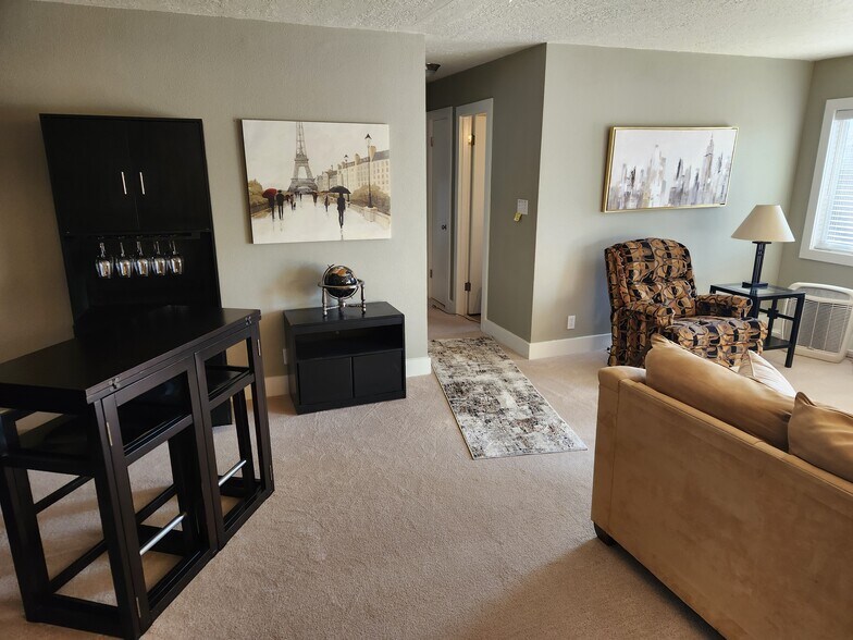 Building Photo - 6050 SW Taylors Ferry Rd