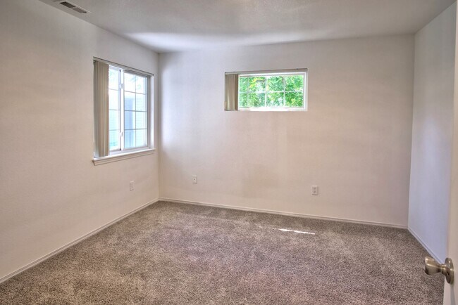 Building Photo - Fully renovated 2nd floor apartment available soon!