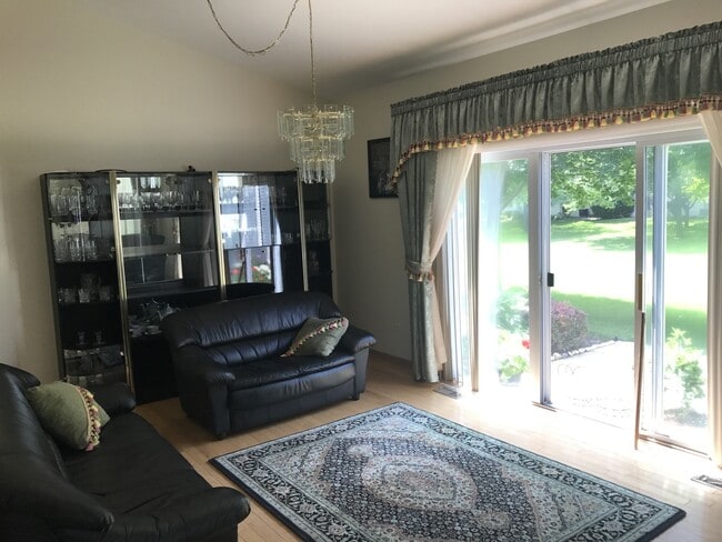 Building Photo - Exceptionally Clean 2-Bedroom Ranch with Double Car Garage