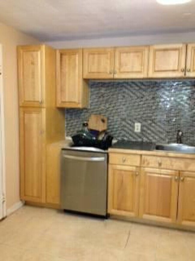 Building Photo - Bright, Sunny Unit, Heat, Hot Water Included, Elevator, Laundry, Parking fpor Rent