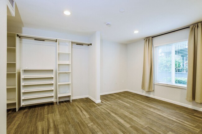 Building Photo - Discover this well-appointed 2-bedroom, 2-bath condo in Lake Forest