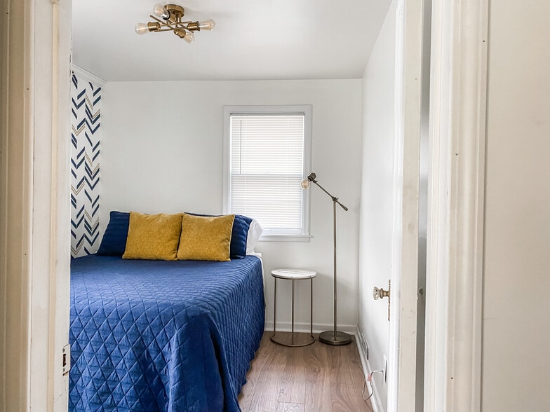Second bedroom with accent wall - 1012 Englewood Ave