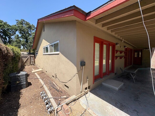 Building Photo - Visalia 2 Bed 2 Bath available now.