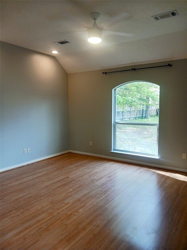 Building Photo - 923 W 41st St