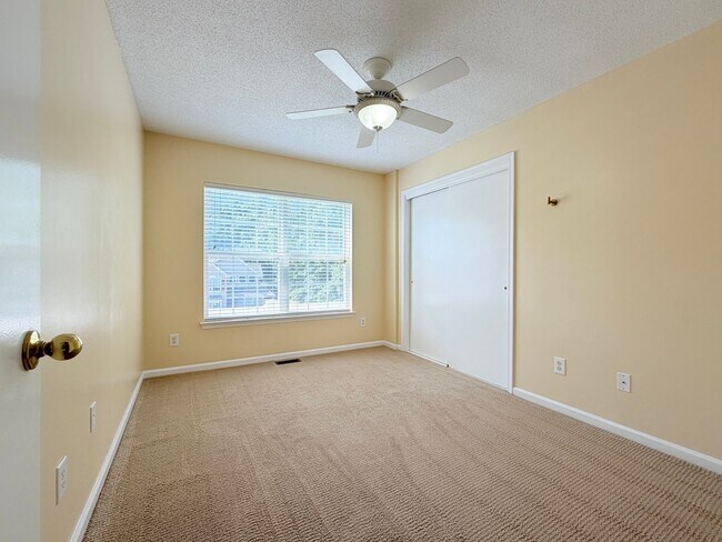Building Photo - Bright 2 bed end unit Williamsburg