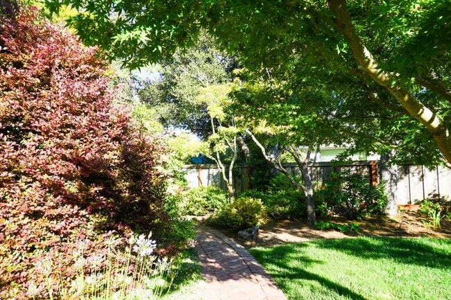 Building Photo - 30 Genevra Rd