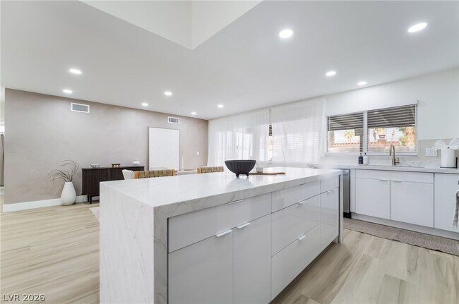 Building Photo - 3138 Belvedere Dr