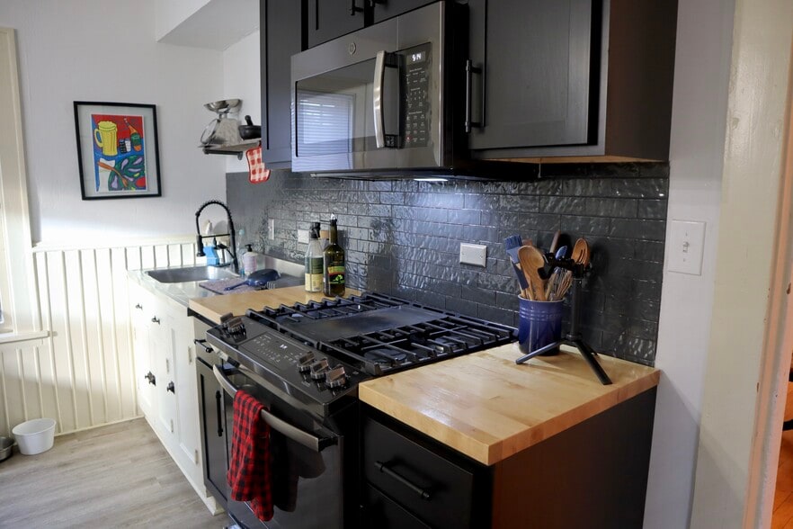 Building Photo - 618 Adams Street NE