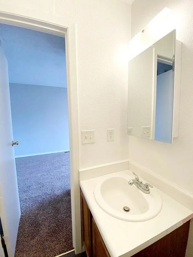 Building Photo - 2 bedroom townhome on east side-Don't miss...