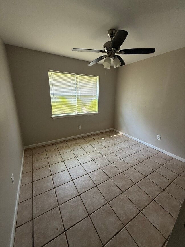 Building Photo - 5606 Dahlia Ln