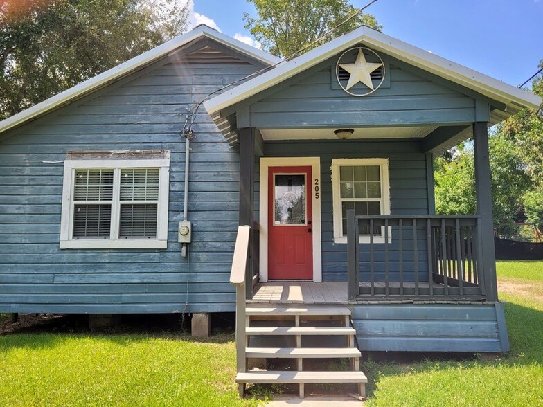 Building Photo - 205 N Lelia Ave