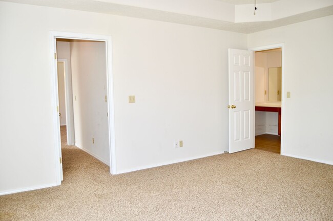 Building Photo - Spacious 3 Bedroom Condo!