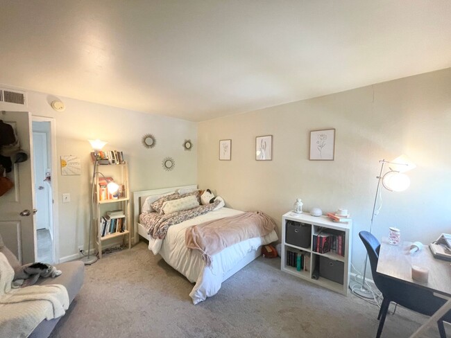 Building Photo - Remodeled Large 4 Bedroom 2 Bath Condo  in...