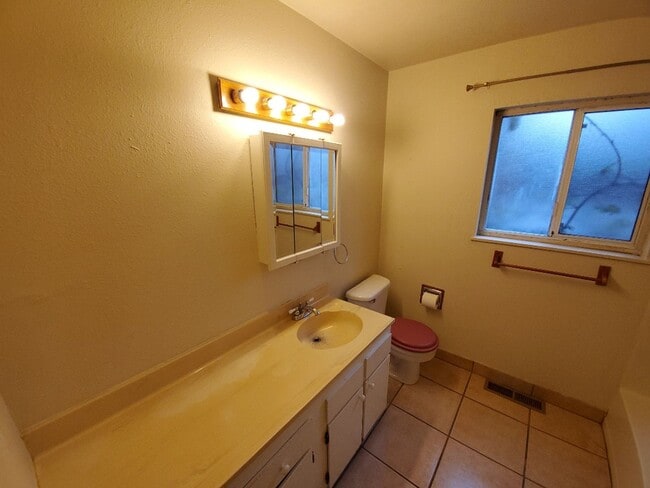 Building Photo - 4-Bedroom home located close to the Eureka...
