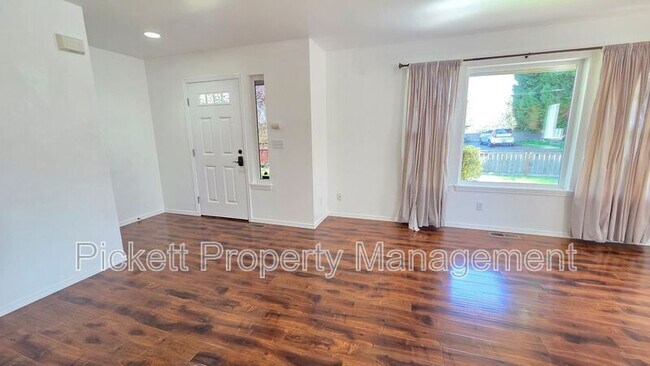 Building Photo - 1733 N Wycoff Ave