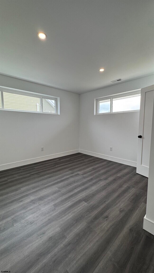 Building Photo - 566 N Elberon Ave