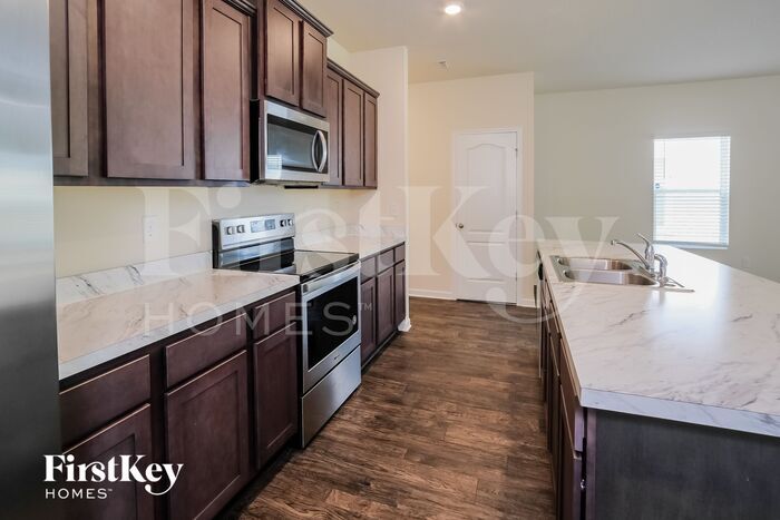 Building Photo - 5835 Calvary Dr