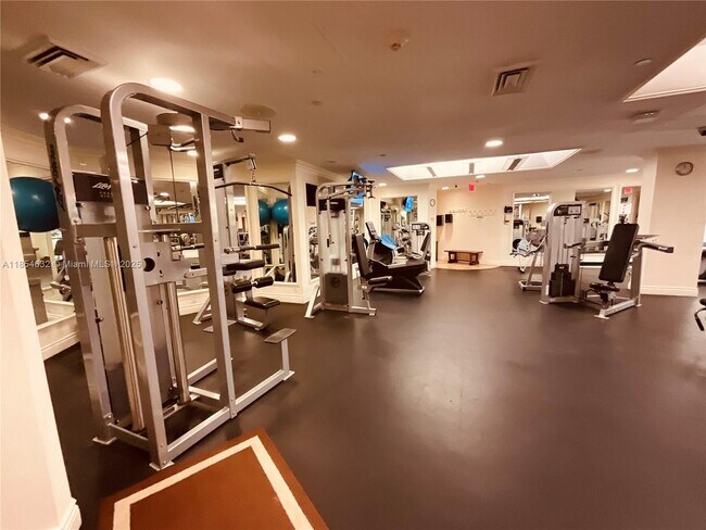 Building Photo - 1121 Crandon Blvd
