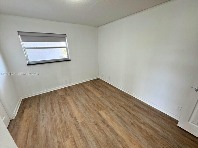 Building Photo - 1400 NE 57th St