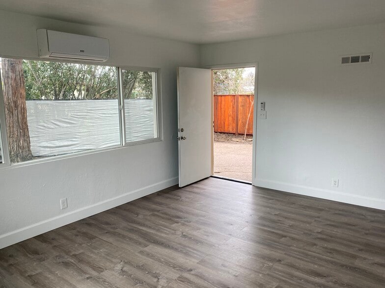 Entrance to house and family room - 1842 Lynwood Dr