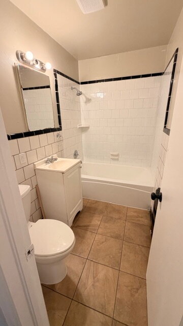 Building Photo - Spacious 3-bedroom, one-bathroom home.