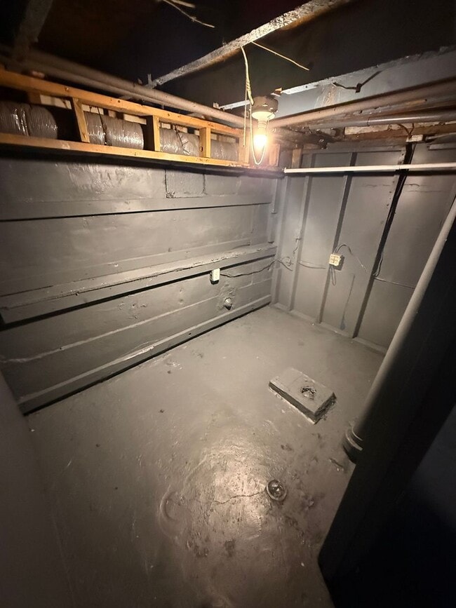 Building Photo - Cute 2 Bedroom Home with Large yard!