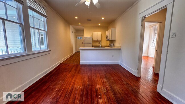 Building Photo - 5bd/2ba Near Campus and Broadway!
