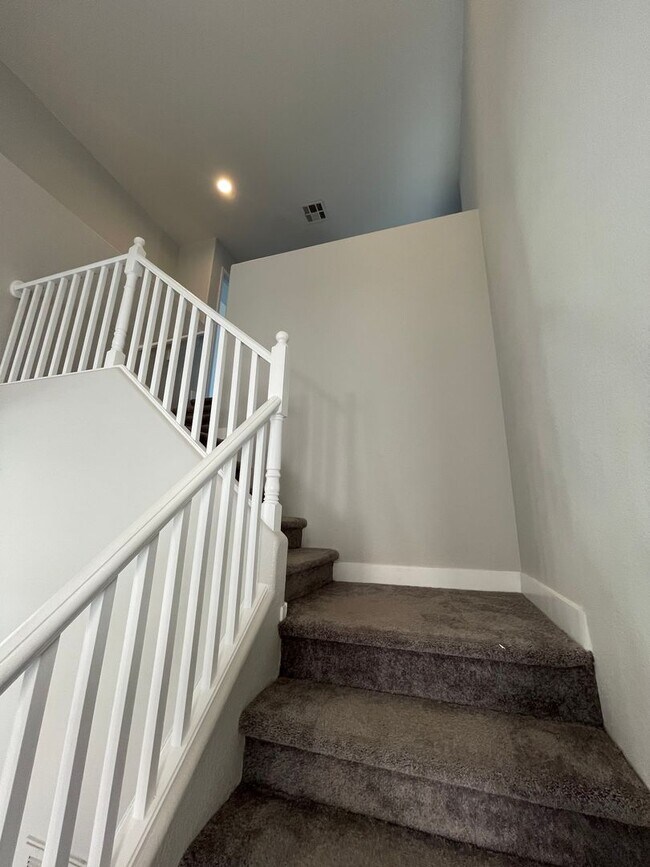 Building Photo - Beautiful 4 bedroom home located in the Sh...