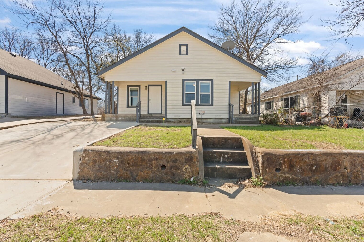 Building Photo - 1004 E Powell Ave