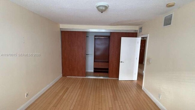 Building Photo - 10101 W Bay Harbor Dr