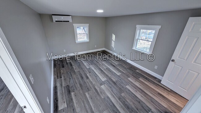 Building Photo - 906 White Pine Dr