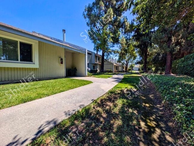 Building Photo - 2 Bed 1 Bath No one Above You