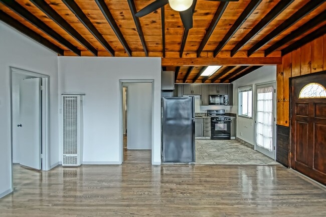 Building Photo - 1 HOUSE FROM BEACH! CHARMING, DETACHED UNIT W/ OCEAN VIEWS & 1-CAR GARAGE IN WALKSTREET TRIPLEX!