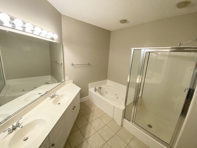 Building Photo - 5650 Barefoot Resort Bridge Rd