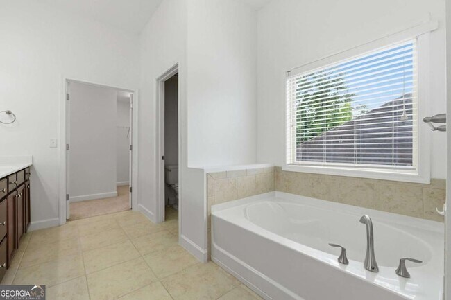 Building Photo - 4865 Alexandria Ave