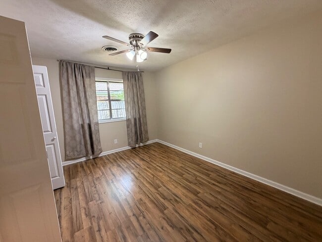 Building Photo - 3507 Camellia Cir