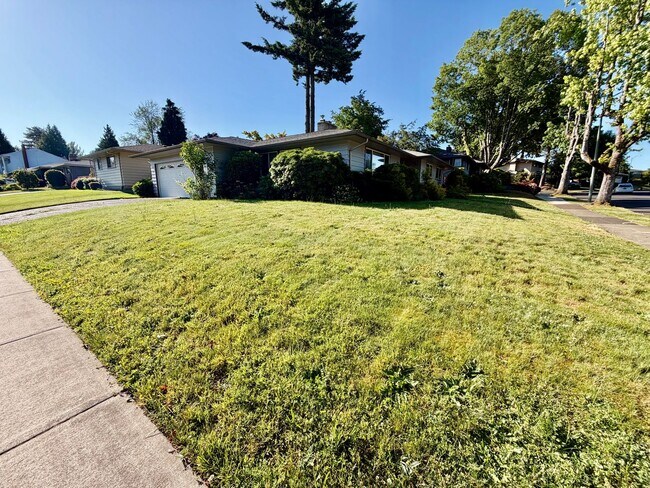 Building Photo - Spacious, Remodeled 5bd/3bath Cherry Park Home with Large Fenced Garden and Finished Basement