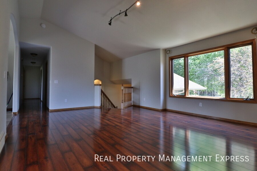 Building Photo - Stunning 5 Bedroom 3 Bath Home in South East Sioux Falls