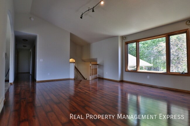 Building Photo - Stunning 5 Bedroom 3 Bath Home in South Ea...