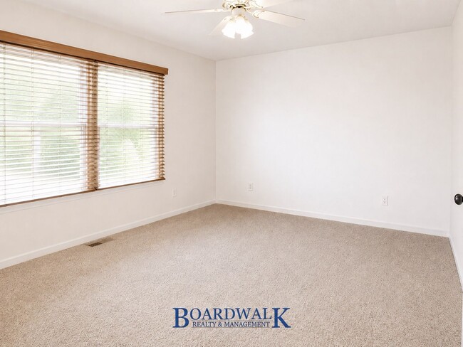 Building Photo - 3303 W Hector Dr