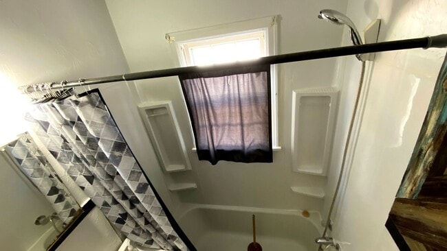 Building Photo - 4 Bedroom 1.5 Bath House with Washer and D...