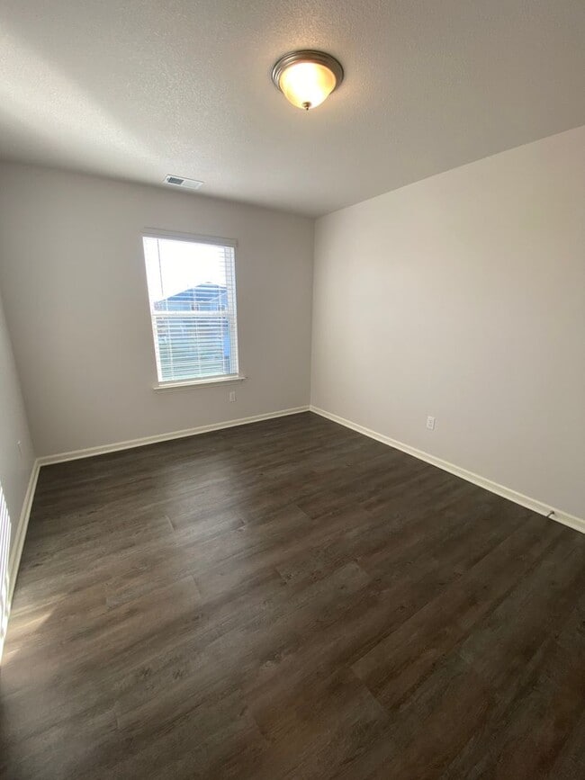 Building Photo - *Pre-leasing* Spacious Three Bedroom | Two and a Half Bath Home in Spring Hill