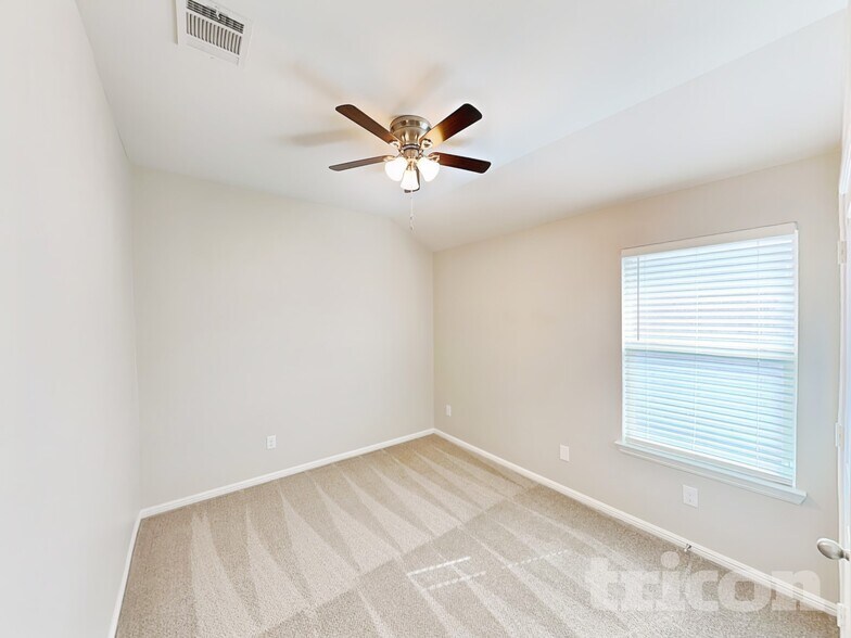 Building Photo - 324 Foxhunter St